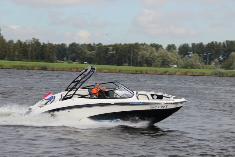 Yamaha AR 240 Jetboat: Wakeboard nicheboot