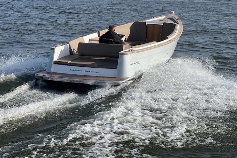 Sloepen en tenders op de Hiswa te Water