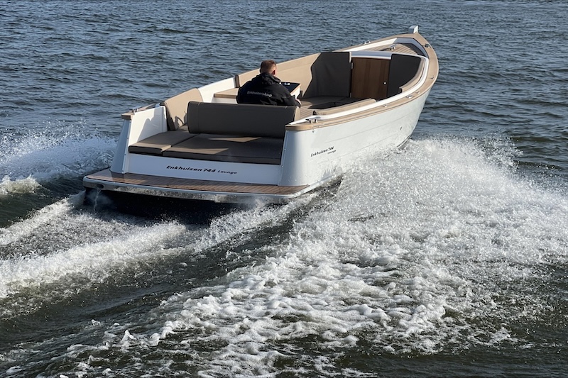 Sloepen en tenders op de Hiswa te Water