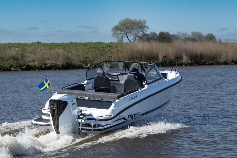 Strak, Snel & Scandinavisch: Micore 68 BR +  Honda V6 BF200