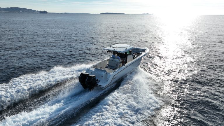 Offshore superboot: Boston Whaler 330 Outrage